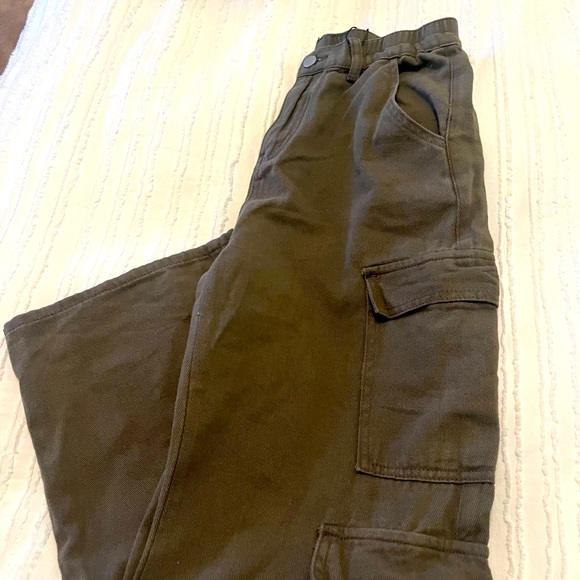 On trend olive green cargo . Size Medium - Picture 3 of 5